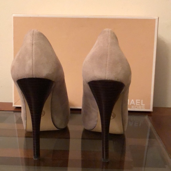 Michael Kors Cynthia Platform Pearl Grey Heels - Picture 5 of 8